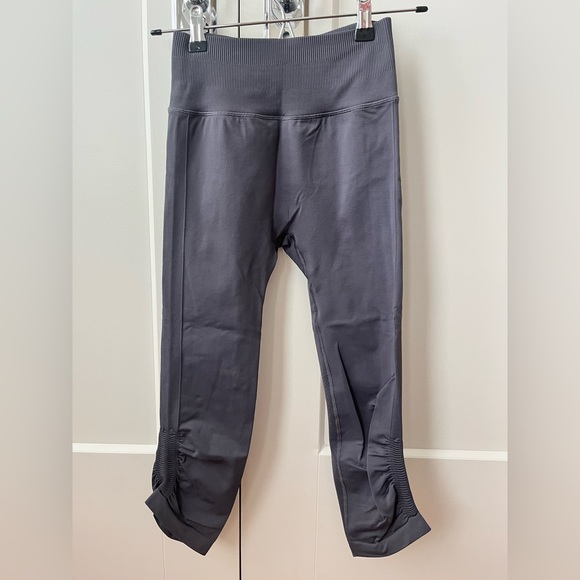 Lululemon Short Ruched Leggings Purple in size 4 - Picture 3 of 4